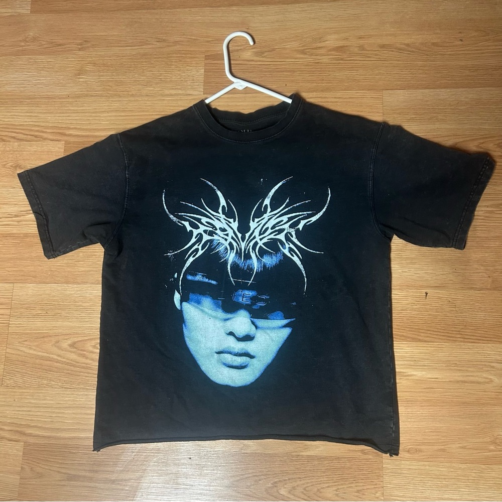 Graphic Tee with Face Design and Distressed Bottom- Black